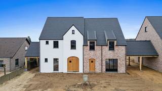 Welkom op de Dreesstraat 8B in Opglabbeek. <br /><br />Bent u opzoek naar een moderne en duurzame nieuwbouwwoning op een rustige locatie die u volledig naar eigen smaak kan afwerken? Dan is deze woning zeker iets voor u!<br /><br />Deze woning vinden wij terug in Louwel, vlakbij het centrum van Opglabbeek.<br />De woning ligt op een perceel van 4a 23ca en biedt een bewoonbare oppervlakte van 172,56 m², uitbreidbaar tot 212,23 m² dankzij de zolderruimte.<br />Binnen geniet u van een praktische indeling met drie ruime slaapkamers met de mogelijkheid om dit uit te breiden tot vijf slaapkamers.<br /><br /><strong>Casco: 355.000 (excl. kosten) + €  42.600 (RR) = € 397.600 (incl. kosten)</strong><br />Bij een casco oplevering ontvangt u de woning wind- en waterdicht, inclusief ruwbouw, dak en ramen. <br />U heeft zelf de volledige vrijheid om de woning naar eigen smaak en budget af te werken.<br /><br />TROEVEN:<br />+ 3 (5) slaapkamers<br />+ Aangename tuin aan de achterkant<br />+ Kindvriendelijke locatie<br />+ Duurzaam wonen (BEN-woning)<br />+ Aankoop onder registratierechten<br />+ Zuidelijk georiënteerd<br />+ ...<br /><br />De indeling is als volgt:<br /><br /><strong>Gelijkvloers:</strong><br />Via de inkomhal komen we langs het gastentoilet terecht in de ruime woonkamer met open keuken. <br />Verder bevindt er zich achter de keuken een ruime berging/wasplaats.<br /><br /><strong>Verdieping 1:</strong><br />Drie ruime slaapkamers, toilet, een ruime overloop en badkamer.<br />Deze indeling biedt voldoende ruimte en comfort voor het hele gezin.<br /><br /><strong>Verdieping 2:</strong><br />Polyvalente zolderruimte die eventueel omgevormd kan worden tot 2 extra slaapkamers.<br /><br />De verkoop geschiedt onder het verkooprecht (12%).<br /> <br />In bijlage vindt u de grondplannen van de woning nog terug.<br /><br />Wenst u een bezichtiging of meer informatie?<br />Neem gerust contact met ons op via het nummer 089 391 555 of stuur een mail naar info@frerevastgoed.be