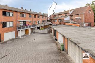 Bel-etage woning met terras en garage in het centrum van Lanklaar. De woning heeft een private inkomhal gelijkvloers, en is verder gelegen op...