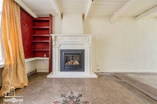 Deze toffe, karaktervolle woning met 4 slaapkamers is gelegen in het gezellige Sint-Niklaas en biedt heel wat mogelijkheden voor wie op zoek is naar een warme thuis met potentieel.Bij het betreden van de woning voelt u meteen de charmante sfeer en het authentieke karakter. De woning beschikt over vier volwaardige slaapkamers, ideaal voor een gezin of voor wie extra ruimte wenst voor een bureau of hobbykamer.Achteraan bevindt zich een idyllisch tuintje waar u in alle rust kan genieten van mooie momenten buiten. Perfect voor een gezellige barbecue, een koffietje in de zon of gewoon om even te ontspannen.De ligging is een absolute troef: u bevindt zich op korte afstand van scholen, supermarkten en openbaar vervoer, wat zorgt voor een vlotte en praktische dagelijkse organisatie.Deze woning is op te frissen, maar biedt net daardoor de kans om ze volledig naar eigen smaak en stijl in te richten. Een ideale opportuniteit voor wie op zoek is naar een betaalbare woning met karakter en tal van mogelijkheden.