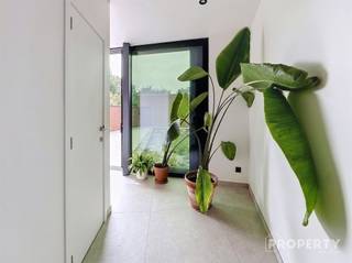 Indeling: Inkomhal met gastentoilet, volledig uitgeruste marmeren keuken! Leefruimte met eethoek en living, aansluitend is er op het gelijkvloers een slaapkamer met badkamer. Op de eerste verdieping zijn er 2 slaapkamers en een ruime badkamer. Vaste trap naar de zolder die je nog kan afwerken als 4de kamer. Vanuit de leefruimte heb je zicht op de tuin, aansluitend zijn er nog 2 garages bij de woning en parkeerplaats voor de garages. Troeven: INSTAPKLAAR, gunstige centrale ligging, wauw-gevoel! Voor meer info of een bezoek mail naar info@property-vastgoed.be of bel 0472406073