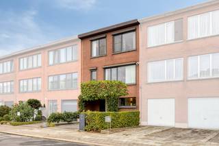 Wilt u een energiezuinig en lichtrijk huis kopen in Ekeren? Deze uitstekend onderhouden woning op Kouter 60 combineert rust, ruimte en comfort op een toplocatie.<br /><br />Bij het betreden van de woning komt u in de ruime inkomhal met gastentoilet. De gelijkvloerse verdieping biedt direct toegang tot een royale garage met volop opbergruimte. Aansluitend bevindt zich een multifunctionele ruimte met douche — ideaal als extra slaapkamer, bureau of werkplaats — die via een schuifraam uitgeeft op de onderhoudsvriendelijke tuin.<br /><br />Op de eerste verdieping baadt de leefruimte in het natuurlijk licht, sfeervol afgewerkt met een gezellige gashaard. De volledig geïnstalleerde keuken is uitgerust met o.a. een kwalitatief composiet werkblad, stoomoven, combi-oven en vaatwasser. Via het schuifraam stapt u op het ruime overdekte terras met pergola (2024), waar een trap rechtstreeks naar de tuin leidt. De tweede verdieping telt 3 volwaardige slaapkamers en een compleet uitgeruste badkamer.<br /><br />Deze woning te koop ligt in een gezinsvriendelijke buurt van Ekeren, op wandelafstand van het centrum met winkels, scholen en openbaar vervoer.<br /><br />Bijzonderheden:<br />- Energiezuinig: 19 zonnepanelen (4.560 Wp), daken geïsoleerd en HR-glas<br />- Nog tot 2031 groenestroomcertificaten ca. €1.100 / jaar<br />- Verwarmingsketel 2020<br />- Multifunctionele ruimte op de begane grond met eigen douche<br />- Rustige ligging in Ekeren nabij centrum en openbaar vervoer (trein/bus)<br /><br />Dit instapklare vastgoed te kopen in Ekeren biedt alles voor een zorgeloze toekomst.<br /><br />Bent u geïnteresseerd om dit vastgoed te kopen in Ekeren? Aarzel dan niet om ons te contacteren. Het Dewaele vastgoedkantoor van Merksem te Lambrechtshoekenlaan 183 staat graag tot uw dienst. Had u graag een gratis schatting van uw eigendom via ons immokantoor? Bel ons voor een vrijblijvend gesprek of mail naar maxime.weyler@dewaele.com.<br /><br />Bestuursmaatregelen in het maatregelenregister: nee