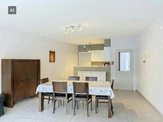 De snelste manier om een bezoek te brengen aan dit appartement? Vraag je bezoek aan via de rode knop op onze website (www.dewaele.com) en je wordt gecontacteerd door één van onze verhuurexperten. Bij andere vragen kun je ons telefonisch contacteren via 0474 49 46 70.<br /><br />Instapklaar appartement met 2 slaapkamers, terras en afgesloten garagebox op een zeer centrale ligging in het centrum van Roeselare.<br /><br />Het appartement heeft volgende indeling:<br />- Inkom<br />- Lichtrijke leefruimte<br />- Open keuken voorzien van fornuis met dampkap, spoelbak en oven <br />- 2 Slaapkamers<br />- Badkamer voorzien van dubbele lavabo en bad/douche.<br />- Apart toilet<br />- Beging<br />- Afgesloten garagebox<br /><br />Extra kenmerken:<br />- Lichtrijk en instapklaar<br />- Lift aanwezig in het gebouw<br />- Centraal gelegen nabij winkels, openbaar vervoer, centrum van Roeselare,...<br /><br />Afgesloten garagebox verplicht bij te huren: 75 euro/maand<br /><br />Ben jij geïnteresseerd in dit appartement in Roeselare? Aarzel dan niet ons te contacteren.<br /><br />Deze AI-visualisaties zijn bedoeld als inspiratie. Er werd geen rekening gehouden met technische specificaties, stedenbouwkundige voorschriften of de concrete mogelijkheden tot realisatie.