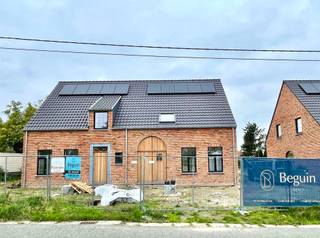 TOPGELEGEN mooi afgewerkte Half-Open NIEUWBOUWWONING - 6% BTW mogelijk! Direct instapklaar en kwalitatief afgewerkt, zonnepanelen. Indeling: inkom...