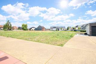 Deze goed gelegen bouwgrond voor gesloten bebouwing heeft geen bouwverplichting.In een verkaveling dichtbij het dorpscentrum, openbaar vervoer (tram, bus en trein) en winkels.De grond is gelegen in een woonerf omgeving in een rustige doodlopende straat en is geschikt voor een gesloten bebouwing.Maximale bebouwing:. gelijkvloers: 15 m. eerste verdiep: 13 m. basis hellend dak: 9 mTroeven: gezellige zuidgerichte tuin, geen verkavelingskost, perceel is bouwrijp, buurtspeeltplein, geen onderhoudskost aan wegen en groen, alle nutsvoorzieningen aanwezig.Voor meer informatie mag u ons steeds contacteren via dewaele.com