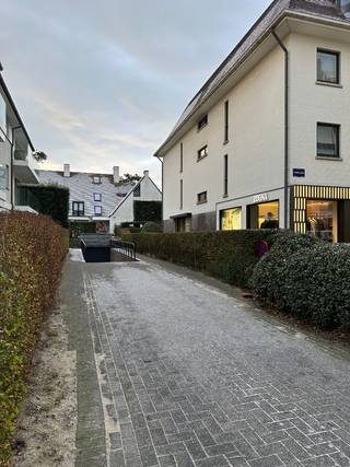 Ruime garagebox te huur in residentie Val Joly gelegen nabij het Albertplein.Garagebox is gelegen op verdieping -1 vlakbij de uitgang.Beschikt over 1...