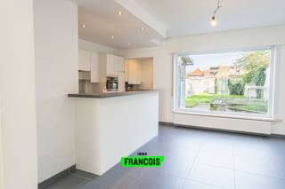 Bent u op zoek naar een instapklare woning op een centrale ligging? Dan is deze charmante woning langs de Moerkerkse Steenweg in Sint-Kruis zeker een bezoek waard. De woning werd grondig gerenoveerd in 2014 en combineert hedendaags wooncomfort met een praktische indeling. Bovendien beschikt de woning over een gunstig EPC-label B en een conforme elektrische installatie.<br /><br />Bij het binnenkomen komt u terecht in de inkomhal die toegang biedt tot de gezellige leefruimte en eetplaats. Aansluitend bevindt zich de functionele keuken. Verder vindt u op het gelijkvloers een gastentoilet, een handige kelder en toegang tot de aangename tuin. Achteraan beschikt de woning over een garage, een absolute meerwaarde op deze centrale locatie.<br /><br />Op de eerste verdieping bevinden zich twee ruime slaapkamers en een verzorgde badkamer uitgerust met een moderne inloopdouche.<br /><br />De tweede verdieping biedt plaats aan een derde slaapkamer en een technische ruimte die tevens kan dienen als extra bergruimte.<br /><br />Dankzij de combinatie van ruimte, comfort en een centrale ligging biedt deze woning alles wat u nodig heeft voor aangenaam wonen. Een ideale opportuniteit voor wie op zoek is naar een instapklare gezinswoning met garage in Sint-Kruis.<br /><br />Interesse? Contacteer Demetrio voor een bezoek via demetrio@immofrancois.be<br /><br /> of 0474 90 37 80.<br /><br />