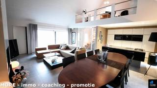 Cette élégante maison de ville meublée à Oud-Knokke est le pied-à-terre idéal à Knokke. La propriété dispose d'un hall d'entrée donnant accès à deux grandes chambres avec lit double, chacune avec sa propre salle de douche, un toilette séparé, une grande buanderie et un <strong>garage intégré</strong>. Au premier étage, vous trouverez un vaste espace de vie comprenant un salon <strong>avec poêle à gaz</strong>, une salle à manger reliant à la cuisine avec îlot de cuisson, un débarras, un toilette séparé et une <strong>terrasse orientée au soleil</strong>. Depuis la mezzanine - actuellement aménagée en bureau - vous aurez une vue sur l'espace de vie : l'endroit idéal pour du télétravail. La finition de qualité, l'éclairage automatique dans plusieurs espaces de vie, la cuisine hyper équipée, ... ce ne sont là que quelques-uns des atouts de cette propriété.<br />Appelez-nous sans hésiter pour une visite sans engagement et jugez par vous-même ! Idéal comme résidence secondaire à l'année. Loyer privé<br /><br /><span><strong>Location sous conditions ; voir www.more.be, "annexes" et sous réserve de disponibilité.</strong></span>