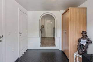 <strong>Karakteristieke en uitzonderlijk gelegen ingenieurswoning met o.a. 7 slaapkamers, 3 badkamers, hobbyruimte en private, organisch ingerichte natuurtuin. Het geheel ligt op een perceel van ca. 1.158m², rustig gelegen in één van de mooiste wijken te Mol, nabij de Nederlandse grens, Lommel, centrum-Mol en Balen. De woning van bouwjaar 1932 is volledig gerenoveerd en werd jarenlang deels als B&amp;B uitgebaat en deels gebruikt als woning. Het charmante geheel (van maar liefst 300m² bewoonbare oppervlakte) wordt thans in haar geheel voor bewoning benut maar kan eenvoudig terug worden omgevormd naar believen (kantoorruimte voor thuiswerk, B&amp;B, praktijkruimte (vrije beroeper), etc.). Nabij scholen, openbaar vervoer en op enkele minuten van Natuurpark Keiheuvel, Groendomein De Most en de natuur rond de Put van Rauw. EPC-score van 269kWh/m²/jaar (energielabel C). Dit betekent geen renovatieverplichting op grond van het Vlaamse Regeerakkoord. Ook de elektriciteit is volledig conform. Nabij Postel en Nederlandse grens.</strong><br />
<p><u>Gelijkvloerse verdieping:</u><strong><br /></strong>Via de inkomhal met vestiairegedeelte heeft u toegang tot de ruime woonkamer en de bijkeuken. De leefruimte met zithoek heeft een gezellige, nostalgische houtkachel. De leefruimte biedt verder toegang tot de bijkeuken en de lichtrijke hoofdkeuken met grote eettafel en toegang tot kelder op stahoogte. <br /><br />De ruime, lichtrijke keuken is geïnstalleerd met volgende kwaliteitstoestellen: o.a. vaatwasser (Miele), elektrische kookplaat (AEG), heteluchtoven (AEG) en voldoende kastruimte. Aan de keuken bevindt zich de benedenslaapkamer (B&amp;B-kamer 1) met douchemodule en afzonderlijke toilet.<br /><br />Aangrenzend aan de bijkeuken bevindt zich een gangruimte met koele berging en een tweede afzonderlijke toiletruimte.</p>
<p><u>Eerste verdieping</u><br />De authentieke, houten bordestrap in de inkomhal brengt u naar de eerste verdieping. Hier bevinden zich 4 ruime slaapkamers met veel lichtinval en tevens de hoofdbadkamer met inloopdouche, twee afzonderlijke wastafels en voldoende kastruimte. Er is een wasplaats voorzien. Eén van de vier slaapkamers wordt thans benut als massage- en therapieruimte. Een andere kamer doet dienst als B&amp;B-kamer 2. Laatstgenoemde kamers hebben beiden toegang tot een afzonderlijke badkamer met inloopdouche, wastafel en toilet.<br /><br /><u>Tweede verdieping</u><br />De tweede verdieping is opgedeeld in een 6de slaapkamer, een hobbyruimte (die momenteel dienst doet als muziekstudio) en een bergruimte. De hobbyruimte kan eenvoudig worden omgevormd tot 7de slaapkamer, bureau- of bibliotheekruimte.<br /><br /><u></u><u>Buitengebeuren</u><br />De woning heeft een oprit met poort aan de zijkant van de woning. Er is voldoende parking voor wagens. Achteraan in de tuin bevinden zich een drietal (stenen) bergruimten/tuinhuizen waarin allerlei (tuin)gereedschap kan worden opgeslaan. Het ruime terras geeft uit op de diepe, landelijke en private tuin. U vindt er verschillende kruidenperken, jonge heesters en bomen, plaats voor moestuin, alsook een sfeervolle vijverpartij met vis. De voor- (en achter)tuin kan naar believen worden aangelegd.<br /><br /><u>Bijzonderheden:<br /></u>- EPC van 269 kWh/m²/jaar: geen renovatieverplichting<br />- Bewoonbare oppervlakte van 300m² exclusief kelder<br />- Buitenschrijnwerk in hout en PVC, met overal dubbele beglazing<br />- Verwarming op gas (B&amp;B-deel), stookolie (woning-deel) en houtkachel<br />- Zeer gunstige ligging op wandelafstand van het centrum Wezel<br />- Mogelijkheid tot B&amp;B-uitbating (centrale ligging nabij Nederland en Postel)<br />- Vele andere mogelijkheden gelet op het aantal kamers en de beschikbare ruimte<br />- Voldoende parkeermogelijkheden<br />- Gezellige, authentieke ingenieurswoning ‘met een ziel’<br />- Mooie private en diepe natuurtuin: diverse mogelijkheden tot tuinaanleg</p>