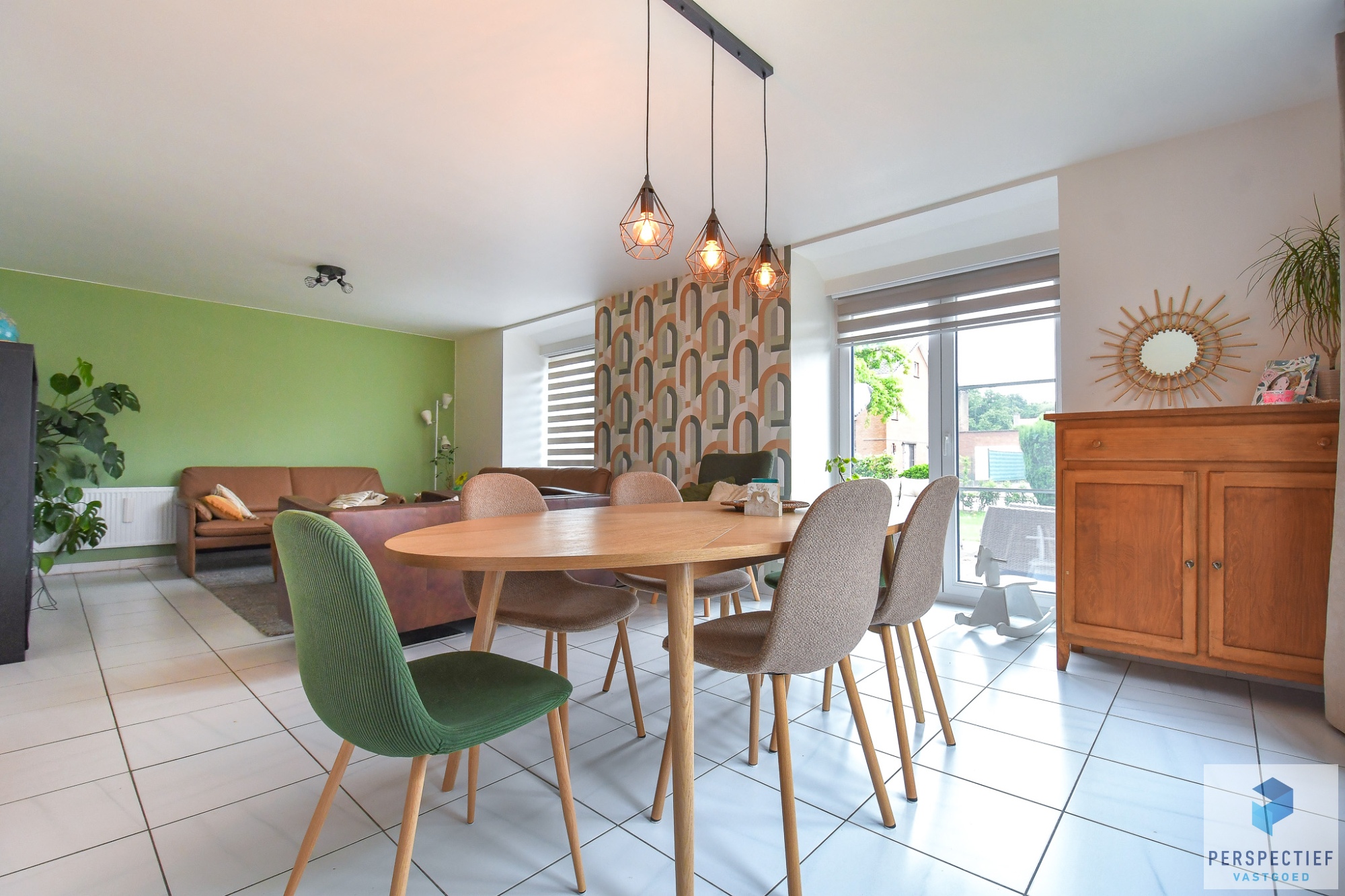 Ruime en energiezuinig gerenoveerde halfopen bebouwing met 5 slaapkamers, garage en zonnige tuin - foto 4