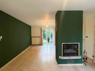 <p><span>Woning in gebied voor verblijfsrecreatie (2e verblijf). Rustige ligging, nabij de bosrand. Iinkomhal aan de zijgevel. Gastentoilet. Ruime woonkamer van voor- tot achtergevel, houtkachel. Aparte keuken met zicht op de tuin.</span></p><p><span>1 slaapkamer. Grote badkamer met ligbad. Was- en stookplaats op de verdieping. Zoldertje. Overdekt terras. Grote tuin, deels bebost.</span></p><p><span>Geen huisdieren toegelaten.</span></p><p><span>Dubbele beglazing. Centrale verwarming op mazout met vernieuwde brander. </span></p><p><span>Bezichtigingen op afspraak : 0477 55 85 93 + 03 779 69 29 Eberhard Ferket - HUSCH vastgoed</span></p>
