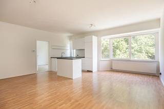 <p><strong>Bezoek mogelijk na aanmaken huurprofiel: </strong><strong>https://onid.mijnhuurprofiel.be/property/02ad797c-a87c-4ade-b74b-03ec9c53b7c0</strong></p><p><br /></p><p>Op de eerste verdieping van een kleine, verzorgde residentie, bevindt zich dit pas gerenoveerde appartement. Het centrum van Wilrijk ligt op wandelafstand, met tal van winkels, supermarkten, horeca en andere dagelijkse voorzieningen. Ook voor liefhebbers van groen en ontspanning is de locatie ideaal: park den Brandt, het Middelheimpark en het Steytelinckpark liggen in de directe omgeving. Bovendien geniet je van een vlotte verbinding naar de E19/A12 en de Antwerpse Ring.</p><p><br /></p><p>Het appartement bestaat uit een inkomhal met vestiaire - een ruime en lichtrijke leefruimte met terrasje - een open keuken volledig voorzien van alle nodige toestellen - een badkamer met inloopdouche - 2 slaapkamers.</p><p><br /></p><p><strong>Troeven</strong>: volledig gerenoveerd en instapklaar - gunstig EPC label B - moderne look & feel - inclusief een privatieve kelderberging - mogelijkheid tot bijhuren van een parkeerplaats op de gelijkvloerse verdieping aan 75 euro/maand.</p>
