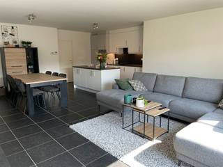 <p>Op een <strong>centrale en rustige ligging in Retie</strong>, op wandelafstand van winkels, horeca, scholen en andere voorzieningen, bevindt zich dit aangename <strong>gelijkvloers appartement</strong>.</p>
<p>Het appartement beschikt over:</p>
<ul>
<li>
<p><strong>2 slaapkamers</strong></p>
</li>
<li>
<p><strong>waarvan 1 kleine kamer</strong>, ideaal als <strong>bureau, dressing of hobbyruimte</strong></p>
</li>
<li>
<p>Badkamer met <strong>inloopdouche</strong></p>
</li>
<li>
<p>Gezellige <strong>open keuken</strong></p>
</li>
<li>
<p>Ruime en aangename leefruimte</p>
</li>
<li>
<p><strong>Terras met tuin</strong></p>
</li>
<li>
<p><strong>Garagebox</strong></p>
</li>
</ul>
<p>Dankzij de gelijkvloerse ligging en de combinatie van een terras, tuin en garagebox is dit appartement een comfortabele woonst op een uitstekende locatie.</p>
<h3>Huurvoorwaarden</h3>
<p><strong>Huurprijs:</strong> € 850/maand<br /><strong>Gemeenschappelijke kosten:</strong> € 50/maand<br /><strong>Waarborg:</strong> 3 maanden<br /><strong>Beschikbaar vanaf:</strong> <strong>1 november</strong></p>
<p>📍 <strong>Sint-Martinusstraat 80 bus 0002, 2470 Retie</strong></p>
<p>Interesse? Neem gerust contact op voor meer informatie of een bezoek ter plaatse.</p>