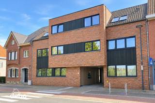 Bent u op zoek naar een <strong>ruim, verzorgd en energiezuinig appartement</strong> met veel lichtinval én aangename buitenruimte? Dan is dit instapklare appartement absoluut een bezoek waard.<br />Dit nieuwbouwappartement 2021 is gelegen op het 1ste verdiep te Harelbeke, op wandelafstand van grote Markt, omvattende o.a. :<br />- Inkomhal<br />- R<strong>uime en lichtrijke leefruimte</strong> met plaats voor zowel een gezellige zithoek als een volwaardige eethoek<br />- Aansluitend bevindt zich de <strong>moderne, volledig ingerichte keuken</strong>, voorzien van veel kastruimte en hedendaags comfort<br />Verder beschikt het appartement over <strong>2 slaapkamers</strong>, waaronder een ruime hoofdslaapkamer, en een verzorgde badkamer met <strong>inloopdouche en lavabomeubel.</strong><br />Een grote troef is het <strong>ruime terras</strong>, waar u heerlijk buiten kunt genieten. Daarnaast beschikt het appartement over een <strong>privé tuintje</strong>, een bijzonder aangename extra voor wie graag wat groen en buitenruimte heeft.<br />Ook aan praktisch comfort is gedacht: bij het appartement hoort een <strong>private garage</strong> en in het gebouw is er bovendien een <strong>ruime gemeenschappelijke fietsenberging</strong> en een <strong>afzonderlijke berging voor vuilnis</strong>.<br />Dankzij de combinatie van <strong>ruimte, energiezuinigheid, 2 slaapkamers, terras, privétuin en garage</strong> is dit een bijzonder compleet appartement dat zowel geschikt is voor eigen bewoning als voor wie op zoek is naar een comfortabele en onderhoudsvriendelijke woonst.<br /><strong>Troeven:</strong>
<ul>
	<li><span>Energiezuinig appartement </span></li>
	<li><span>Ruime en lichtrijke leefruimte </span></li>
	<li><span>Moderne ingerichte keuken </span></li>
	<li><span>2 slaapkamers </span></li>
	<li><span>Verzorgde badkamer met inloopdouche </span></li>
	<li><span>Ruim terras </span></li>
	<li><span>Privé tuintje </span></li>
	<li><span>Private garage </span></li>
	<li><span>Gemeenschappelijke fietsenberging </span></li>
	<li><span>Afzonderlijke berging voor vuilnis </span></li>
	<li><span>Instapklaar en uitstekend onderhouden </span></li>
</ul>
<strong>Een ruim en comfortabel appartement waar binnen- en buitenruimte perfect samenkomen!<br />Contacteer ons gerust voor een 1ste aangenaam bezoek. </strong>