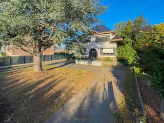 <p><strong>INSTAPKLARE VILLAWONING</strong><span> met prachtig vergezicht en </span><strong>FLEXIBELE INDELING</strong><span> op een </span><strong>ROYAAL PERCEEL VAN CA. 1077 M²</strong><span> in het aangename Bevere (Oudenaarde). Deze statige eigendom combineert charme, ruimte en functionaliteit en biedt met zijn </span><strong>BEWOONBARE OPPERVLAKTE VAN CA. 195 M²</strong><span> een ideale thuis voor wie </span><strong>PRIVÉ EN PROFESSIONEEL</strong><span> wil combineren. De lichtrijke leefruimte kijkt uit op groen en sluit naadloos aan op de moderne keuken, terwijl de </span><strong>GELIJKVLOERSE SLAAPKAMER, PERFECT ALS BUREAU OF PRAKTIJKRUIMTE</strong><span>, een unieke meerwaarde vormt. Op de verdieping bevinden zich </span><strong>DRIE VOLWAARDIGE SLAAPKAMERS</strong><span> en een </span><strong>RECENT VERNIEUWDE BADKAMER</strong><span> die het comfort vervolledigt. De </span><strong>GROTENDEELS VOLLEDIG ONDERKELDERDE</strong><span> woning </span><strong>MET INPANDIGE GARAGE</strong><span>, bergzolder en meerdere functionele ruimtes biedt tal </span><strong>VAN MOGELIJKHEDEN VOOR HOBBY, STOCKAGE OF ATELIER</strong><span>. De </span><strong>ZONOVERGOTEN TUIN MET WIJDS UITZICHT</strong><span> op de omliggende velden vormt een oase van rust. Gelegen aan de </span><strong>STADSRAND VAN OUDENAARDE</strong><span>, geniet u van een </span><strong>VLOTTE VERBINDING NAAR DE N60</strong><span> en een uitstekende bereikbaarheid van scholen, winkels en andere voorzieningen.</span></p>
<br /><br />Adres: Kortrijkstraat 355 te Oudenaarde<br /><br />Geen renovatieplicht; P-score: A, G-score: A