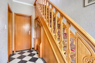 Deze gezinswoning met 3 slaapkamers biedt heel wat potentieel en is ideaal gelegen in Mol-Sluis. Alle voorzieningen zoals winkels, horeca, scholen en openbaar vervoer bevinden zich op wandelafstand. Dankzij de nabijgelegen Zuiderring (N71), N18 en N103 zijn zowel de woning als de omliggende gemeenten vlot bereikbaar.<br /><br />Indeling:<br />We betreden de woning via de inkomhal, die toegang geeft tot de lichtrijke woonkamer en de uitgeruste keuken. Aansluitend vinden we de badkamer met douche en lavabo, een berging/wasplaats en een apart toilet. Vanuit zowel de woonkamer als de keuken is de veranda bereikbaar, een gezellige plek om het hele jaar door te genieten.<br /><br />Op de eerste verdieping bevinden zich drie ruime slaapkamers en een tweede toilet. Via een luik is er bovendien toegang tot de handige zolder.<br /><br />Buitenruimte:<br />De zuidoostelijk georiënteerde tuin nodigt uit om volop van het buitenleven te genieten. Daarnaast is er een praktische garage én een tuinberging aanwezig.<br /><br />Troeven:<br />- Ruime woning met veel potentieel<br />- Handige berg- en opslagmogelijkheden<br />- Uitstekende ligging nabij voorzieningen en invalswegen<br /><br />Renovatieverplichting residentiële gebouwen van toepassing. Meer info: https://energiesparen.be/renovatieverplichting.<br /><br />Voor meer info of een bezoek contacteer ons via info@vastengoed.be of via 014/72 73 74.<br /><br />Wenst u een gratis schatting van uw eigendom? Contacteer ons via 014/72 73 74.