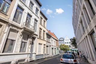 Woning te koop in het centrum van Antwerpen. De woning is gelegen in de Venusstraat aan de vernieuwde Paardenmarkt. Vlotte bereikbaarheid van en naar de woning dankzij de nabijheid van openbaar vervoer. <br /><br />Indeling:<br />- keuken (glv)<br />- leefruimte (v1) <br />- badkamer - dressing (v2)<br />- slaapkamer (v3)<br />- kelder<br /><br />Deze woning te koop wordt aangeboden voor een prijs van 239.000 euro. <br /><br />Bent u geïnteresseerd in een appartement of woning te koop in Antwerpen? Aarzel dan niet om ons te contacteren.  <br />Had u graag uw eigen eigendom te koop aangeboden contacteer ons dan voor een vrijblijvende schatting, telefonisch op het nummer 03/206.76.76 of per mail naar antwerpen@dewaele.com.    <br /><br />Ook voor alle andere vragen omtrent vastgoed kan u steeds bij ons kantoor te Antwerpen terecht!<br /><br />Bestuursmaatregelen in het maatregelenregister: nee