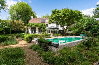 Karaktervolle villa met zwembad en tuinpracht in residentiële omgevingOntdek deze charmante en instapklare open bebouwing op een royaal perceel,...