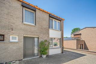 Welkom in deze charmante gezinswoning gelegen in de Kuiperhofstraat te Houthalen. Deze woning combineert ruimte, comfort en een rustige ligging, waardoor ze de ideale thuisbasis vormt voor gezinnen, koppels of starters.<br /><br />Bij het binnenkomen wordt u verwelkomd in een verzorgde inkomhal die toegang geeft tot de verschillende leefruimtes. De gezellige en lichtrijke woonkamer geniet van veel natuurlijke lichtinval en biedt voldoende ruimte voor een comfortabele zithoek en een gezellige eethoek.<br /><br />Aansluitend bevindt zich de praktische keuken, voorzien van alle nodige comfort voor dagelijks gebruik.<br /><br />Op de verdieping beschikt de woning over drie volwaardige slaapkamers 🛏️, ideaal als master bedroom, kinderkamer, logeerkamer of bureau. Daarnaast is er een verzorgde badkamer 🚿 die functioneel is ingericht.<br /><br />Buiten kunt u genieten van een ruim terras waar u in alle rust kunt ontspannen, terwijl kinderen er veilig kunnen spelen of u er gezellige momenten kunt doorbrengen met familie en vrienden.<br /><br />De woning is gelegen in een rustige en kindvriendelijke buurt, op korte afstand van winkels, scholen, openbaar vervoer en belangrijke invalswegen. Bovendien bevinden verschillende wandel- en fietsroutes zich in de nabije omgeving, waardoor u ook kunt genieten van de groene omgeving. 🌿<br /><br />Kortom, een ideale woning voor wie op zoek is naar ruimte, comfort en een uitstekende ligging in Houthalen. ✨<br /><br />Stedenbouwkundige info:<br />Woongebied – bouwvergunning – geen rechterlijke herstelmaatregel of bestuurlijke maatregel opgelegd – geen voorkooprecht -  geen verkavelingsvergunning. <br /><br />O-peil: niet overstromingsgevoelig<br /><br />EPC: 557 kWh/m² jaar - certificaatnummer: 20250814-0003663763-RES-1<br /><br />G-score: A<br />P-score: A