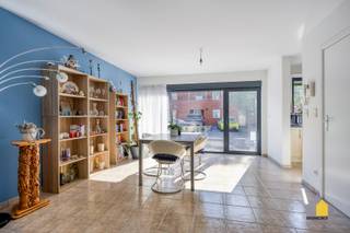 INDELING :- Appartement : Inkomhal met toilet, rechthoekige woonkamer (7,66 x 3,98 m), aparte keuken (2,65 x 2,00 m) ingericht met elektrisch...