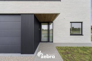 Deze instapklare nieuwbouwwoning bevindt zich op een rustige doch centrale ligging te Tielt (Meulebeke). De woning geniet van een uitstekende bereikbaarheid en ligt op wandel- en fietsafstand van diverse winkels, horeca, sportgelegenheid, openbaar vervoer, ...<br /><br />Op het gelijkvloers bevindt zich een inkomhal met gastentoilet, een open leefruimte met veel natuurlijk licht, een bureauruimte, een geïnstalleerde keuken, een wasplaats en een garage met automatische poort.<br /><br />Het eerste verdiep bestaat uit een nachthal, een apart toilet, een badkamer en 4 volwaardige slaapkamers.<br /><br />De buitenomgeving is voorzien van een ruime tuin met overdekt terras, een aangelegd pad rondom de woning en een oprit met voldoende parkeergelegenheid.<br /><br />Tot slot beschikt deze woning over vloerverwarming via een warmtepomp (lucht/water), 16 zonnepanelen met een totaal vermogen van 6960 Wattpiek, aluminium schrijnwerk, 2 regenwaterputten van 10.000 liter, ...<br /><br />Verkoop onder 21% BTW<br /><br /><strong>Ook wild geworden van deze thuis?<br />Twijfel niet langer en leg vandaag nog uw bezoek vast!</strong>