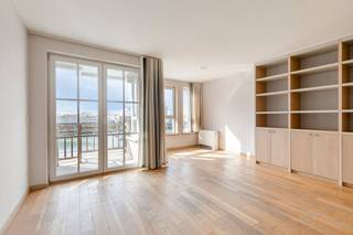 Dit aangename appartement te koop met twee volwaardige slaapkamers is gelegen op de tweede verdieping van de residentie "Eye of the Wind", een hedendaagse residentie uit 2003 op een uitstekende ligging in Zeebrugge. Dankzij de ligging aan de jachthaven geniet u hier van een aangenaam uitzicht en een mooie combinatie van rust, licht en maritieme sfeer.<br /><br />De lichtrijke leefruimte vormt het hart van het appartement en sluit naadloos aan op de open keuken. Vanuit de leefruimte heeft u rechtstreeks toegang tot het zonnige terras, waar u heerlijk kunt genieten van het zicht op de jachthaven en de omgeving. De twee volwaardige slaapkamers bieden voldoende ruimte en comfort voor zowel permanente bewoning als een tweede verblijf aan de Belgische kust.<br /><br />Het appartement beschikt daarnaast over een privatieve kelderberging, ideaal voor extra opslagruimte. Voor wie op zoek is naar bijkomend comfort en parkeergelegenheid, bestaat er bovendien de mogelijkheid om een afgesloten garagebox binnen de residentie aan te kopen.<br /><br />Indeling: <br />- inkomhall<br />- lichtrijke leefruimte met zit- en eetplaats<br />- zuidgericht terras met zicht op jachthaven<br />- open keuken<br />- berging<br />- 2 volwaardige slaapkamers<br />- gastentoilet<br />- badkamer met douchebad en wastafel <br /><br />Mooi aanbod voor wie op zoek is naar een appartement met 2 slaapkamers aan de jachthaven van Zeebrugge. <br /><br />Wenst u meer informatie of bezoek? <br />Neem dan zeker contact op met de dossierbeheerder Arne Vandierendonck via 0493 25 35 85 of arne.vandierendonck@dewaele.com <br /><br /><br /><br />Bestuursmaatregelen in het maatregelenregister: nee