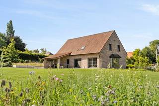 Unieke eigendom op 3.000 m² met 6 slaapkamers waarvan 2 met dressing, 2 badkamers, bureauruimtes en volledig onderkelderd (2,6 m hoog). Ingerichte keuken, vloerverwarming via warmtepomp, zonnepanelen (7.000 kWh), regenwateropvang (70.000 L met UV-filter). Dubbele garage, overdekt terras, aangelegde tuin met waterpartij, 2 paardenboxen. 2 laadpunten, B&amp;B- of kangoeroewoning mogelijk.