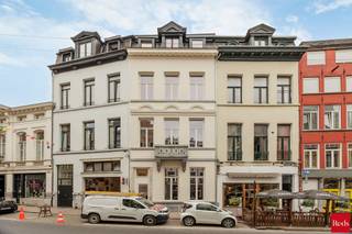 ENKEL BEZOEKEN MOGELIJK DOOR ONDERSTAANDE LINK VOLLEDIG EN CORRECT IN TE VULLEN:<br />mijnhuurprofiel.be<br /><br />Bent u op zoek naar een lichtrijk en stijlvol appartement in het centrum van Antwerpen? <br />Dan is dit volledig gerenoveerde één slaapkamer appartement beslist een bezoek waard.<br /><br />Het appartement is gelegen op de 3de verdieping van een volledig gerenoveerd gebouw, enkel bereikbaar via trap.<br /><br />Het appartement bevindt zich op een uitstekende locatie, op wandelafstand van de Scheldekaaien en de levendige Kloosterstraat, waar tal van gezellige horecazaken, winkels en galerijen het straatbeeld bepalen.<br /><br />Binnen geniet u van een aangename leefruimte met grote raampartijen die zorgen voor een overvloed aan natuurlijk licht. De hoge plafonds creëren een ruimtelijke en elegante sfeer. Vanuit de woonkamer heeft u toegang tot een gezellig balkon, de ideale plek om even tot rust te komen.<br /><br />De moderne keuken is praktisch ingericht en voorzien van alle nodige comfort. Verder beschikt het appartement over een volwaardige slaapkamer en een kwalitatief afgewerkte badkamer. De grondige renovatie garandeert een hedendaags wooncomfort met respect voor het karakter van het gebouw.<br /><br />Gemeenschappelijke kosten: Een provisie van € 50/maand voor de elektriciteit en het onderhoud van de gemeenschappelijke delen (inclusief poets).<br /><br />Met winkels, restaurants, openbaar vervoer en recreatiemogelijkheden op wandelafstand combineert deze woning een bruisende stadsomgeving met een aangename woonkwaliteit.<br /><br />Een verzorgd en instapklaar appartement waar licht, comfort en een centrale ligging perfect samenkomen.<br /><br />Voor meer info of een bezoek ter plaatse, neem contact op met Xander via xander@reds.be.
