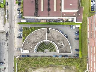 Dit uitzonderlijk kantoorgebouw gelegen in het industriepark van Zwijnaarde, betreft het voormalige kantoor van de CIB-vereniging en is een unieke opportuniteit op de markt. Dankzij de strategische ligging vlakbij de autostrade geniet u van een uitstekende bereikbaarheid en visibiliteit, ideaal voor diverse professionele activiteiten. Bovendien beschikt het pand over ruime parkeermogelijkheden, wat een grote troef is voor zowel medewerkers als bezoekers. Recent werd er bovendien een prijsverlaging doorgevoerd, wat deze eigendom extra interessant maakt. Dit is dan ook een unieke kans om te investeren in een representatief en goed gelegen kantoorgebouw met tal van mogelijkheden. UPDATE: Industriepark 3A te Zwijnaarde is nu ook afzonderlijk te koop voor een bedrag van 1.249.000€ inclusief 23 parkeerplaatsen!Contacteer ons gerust voor meer informatie of om een bezoek in te plannen.
