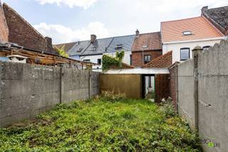 TE RENOVEREN WONING MET TUIN EN TAL VAN MOGELIJKHEDEN OP EEN TOPLOCATIE TE RONSE MEER INFO: https://www.immo2life.be/nl/te-koop?view=detail&amp;id=1271Deze interessante te renoveren woning met 3 slaapkamers en stadstuin is gelegen op een perceel van 110m² in een vlot bereikbare éénrichtingsstraat op korte afstand van het stadscentrum, winkels, scholen en diverse andere voorzieningen.De woning biedt heel wat mogelijkheden dankzij de praktische indeling, de aanwezige ruimtes en de aangename stadstuin. Mits de nodige renovatiewerken kan hier een mooie gezinswoning of interessante investering worden gerealiseerd, volledig naar eigen smaak en wensen.De woning is als volgt ingedeeld: een aparte inkomhal, een bureauruimte/opslagruimte, een leefruimte, een achterliggende keuken, badkamer, berging, stadskoer en tuin.Op de eerste verdieping bevinden zich 2 kamers. Via een vaste trap is er toegang tot de zolderverdieping. Deze ruimte biedt de mogelijkheid om ingericht te worden als twee extra kamers of één ruime master bedroom.Het pand vormt een interessant renovatieproject voor wie op zoek is naar een woning met potentieel en graag zelf de handen uit de mouwen steekt. Dankzij de ligging, de buitenruimte en de uitbreidingsmogelijkheden is het pand bovendien ook bijzonder interessant als investering.Kortom, een mooie opportuniteit voor wie op zoek is naar een woning met karakter en potentieel!