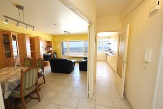 Ontwaken met een adembenemend uitzicht op zee? Dit <strong>ruime appartement met drie slaapkamers</strong> en <strong>frontaal zeezicht</strong> biedt u dagelijks het ultieme vakantiegevoel, het hele jaar door.<br />Gelegen op een absolute toplocatie aan de kust, beschikt dit appartement over een <strong>lichtrijke leefruimte</strong> die uitkomt op een <strong>terras met schitterend zicht op de zee</strong> – ideaal om te genieten van de zonsondergang of een kop koffie met uitzicht.<br />De <strong>aparte keuken</strong> is uitgerust met alle nodige toestellen en biedt voldoende ruimte voor dagelijks comfort. In de <strong>inkomhal</strong> is een handige <strong>vestiairekast</strong> voorzien voor jassen en extra opbergruimte.<br />Het appartement telt <strong>drie slaapkamers</strong>, waarvan één <strong>zeer ruime master bedroom</strong>, perfect als hoofdslaapkamer of om te combineren met een bureel- of hobbyruimte. Verder is er een <strong>apart toilet</strong> en een <strong>badkamer</strong> met <strong>douche en lavabo</strong>.<br /><strong>Indeling in het kort:</strong>
<ul>
	<li><span>Frontaal zeezicht vanuit de woonkamer en het terras</span></li>
	<li><span>Aparte keuken met ingebouwde toestellen</span></li>
	<li><span>Inkomhal met vestiairekast</span></li>
	<li><span>Drie slaapkamers, waaronder één zeer ruime</span></li>
	<li><span>Badkamer met douche en lavabo</span></li>
	<li><span>Apart toilet</span></li>
</ul>
<br />Mogelijkheid tot aankoop garage !<br />Het appartement beschikt over EPC B-Label.<br /><br /><br />Dit appartement is uitermate geschikt als <strong>tweede verblijf aan zee</strong>, <strong>vaste woonplaats</strong>, of <strong>vastgoedinvestering</strong>. Dankzij de ligging op de zeedijk en de ruime indeling, is dit een zeldzame kans aan de kust.<br /><br />Wenst u snel dit ruime 3-slaapkamer appartement met frontaal zeezicht te bekijken? Neem dan contact op via telefoon op 0495/50.69.20 of via e-mail naar nicolas@jolieinvest.be<br /> 