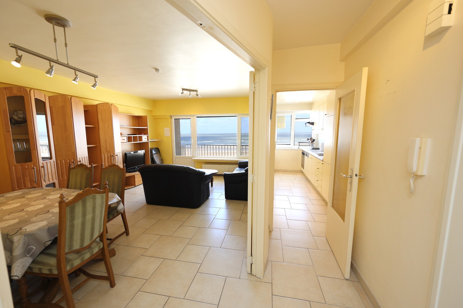 Ruim 3-slaapkamerappartement met frontaal zeezicht en terras – unieke ligging aan de kust ! - foto 2