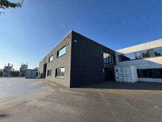 TE HUUR - ZWEVEGEM. Op een uiterst vlot bereikbare locatie in Zwevegem bevindt zich dit stijlvol en strak vormgegeven bedrijfsgebouw, bestaande uit circa 700 m² kantoorruimte en 700 m² magazijn. De kwalitatieve constructie en tijdloze, moderne inrichting zorgen voor een professionele uitstraling en een aangename werkomgeving.<br /><br />Het gebouw beschikt over een ruime oprit met veel parkeergelegenheid. De kantoorruimte omvat een uitnodigende inkomhal, een verzorgde ontvangstruimte, een ingerichte kitchenette en sanitaire voorzieningen. Ingebouwde wandkasten bieden bovendien heel wat praktische opbergruimte. De afwerking met deels gietvloer en deels tapijttegels onderstreept het hedendaagse karakter van het geheel.<br /><br />Ook op technisch vlak is het pand uitstekend uitgerust. Zo zijn er een ventilatie- en alarmsysteem, verwarming op aardgas via radiatoren en aanvullende verwarming en koeling met een warmtepomp aanwezig. De zonnepanelen dragen bij aan een energiezuiniger verbruik.<br /><br />Een representatief en instapklaar bedrijfspand dat ruimte, comfort en uitstraling moeiteloos combineert. Het gebouw is onmiddellijk beschikbaar.<br /><br />Huurprijs: € 8.250 per maand.