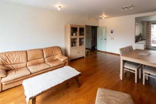 Découvrez cet appartement très spacieux et prêt à emménager, comprenant deux chambres, une place de parking souterraine et une terrasse...