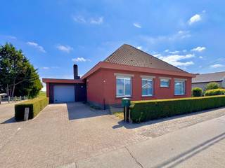 VERKOCHT - COMPROMIS IN OPMAAK !<br />Op zoek naar rust, ruimte en een fenomenaal uitzicht? Dan is deze uitstekend onderhouden bungalow precies wat u zoekt. Gelegen op een toplocatie, vlak bij het centrum van Assenede en toch in alle rust, geniet u hier dagelijks van een uitzonderlijke woonomgeving.<br /><br />De woning bevindt zich op een ruim perceel, waardoor ze letterlijk en figuurlijk alle ruimte krijgt om te ademen. Dankzij de licht verhoogde ligging, boven een kruipkelder, geniet u bovendien van een nog indrukwekkender en weidser uitzicht over de omliggende velden. De ideale oriëntatie zorgt ervoor dat u op elk moment van de dag optimaal kunt genieten van licht en natuur.<br /><br />Binnen verwelkomt de ruime leefruimte u met een gezellige houthaard als centraal element. Aansluitend bevindt zich de verzorgde keuken, die perfect aansluit bij het praktische karakter van de woning.<br /><br />De bungalow beschikt over drie slaapkamers, waaronder een comfortabele master bedroom met een eigen badkamer en suite. Daarnaast is er een bijzonder ruime inpandige garage die tal van mogelijkheden biedt voor wagens, fietsen, hobby's of extra bergruimte.<br /><br />Ook technisch heeft deze woning heel wat troeven. De constructie is bijzonder gezond, de ramen zijn reeds voorzien van dubbele beglazing en dankzij het uitstekende onderhoud is de woning onmiddellijk instapklaar. Het huidige EPC bedraagt 544 kWh/m² (label F), maar met relatief eenvoudige ingrepen, zoals het isoleren van de zolder en het plaatsen van een condenserende gasketel, kan eenvoudig een EPC-label D worden behaald.<br /><br />Troeven op een rij:<br /><br />-Topligging nabij het centrum van Assenede, in een uiterst rustige omgeving.<br />-Ruim perceel met maximale privacy.<br />-Adembenemend en blijvend vrij uitzicht over de velden.<br />-Verhoogde ligging voor extra licht en panoramische zichten.<br />-Drie slaapkamers, waaronder een master met badkamer en suite.<br />-Zeer ruime inpandige garage.<br />-Gezonde constructie en perfect onderhouden.<br /><br />Een woning die rust, ruimte en een prachtige ligging combineert met een degelijke basis en bijzonder veel wooncomfort. Een unieke kans voor wie wil genieten van het buitenleven zonder in te boeten aan bereikbaarheid. Meer info of een bezoek? Mail gerust naar hallo@wijsvastgoed.be
