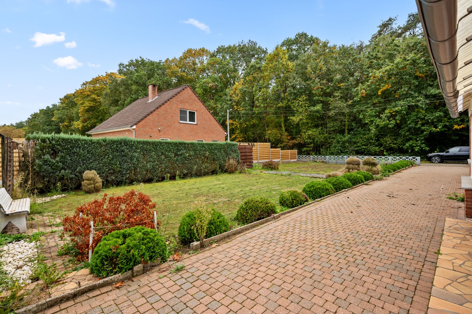 Renovatiewoning met grote tuin gelegen n een doodlopende straat over een bos - foto 2