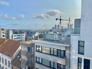 Te huur, vanaf 01/08/2026. Volledig gemeubelde studio aan de Vindictivelaan met een prachtig uitzicht over de jachthaven. De studio biedt alle comfort die je nodig hebt en is ideaal voor wie op zoek is naar een praktische en stijlvolle woonruimte. Het appartement is volledig uitgerust, inclusief meubels, keukenapparatuur en elektrische voorzieningen, zodat je onmiddellijk kunt intrekken.<br /><br />De huurprijs bedraagt 685 euro per maand, met een voorschot van 50 euro voor algemene onkosten, 35 euro voor waterverbruik en 80 euro voor verwarming. De locatie is uitstekend bereikbaar en biedt volop mogelijkheden om te genieten van de omgeving, met de jachthaven en het stadscentrum op wandelafstand.<br /><br />Met zijn moderne inrichting en het adembenemende uitzicht is deze studio de perfecte keuze voor een zelfstandige woning. Ben je geïnteresseerd in dit pand te huur in Oostende? Ga naar de website www.dermul.be, klik op het pand dat je wenst te huren. Via de knop "ik heb interesse" vragen we u kort een profiel in te vullen. Daarna nemen we contact op voor een bezoek. Telefonisch kunnen er geen afspraken gemaakt worden.