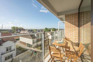 Res. Zonnewende<br />Zeer leuke studio gelegen in de Brusselstraat te Zeebrugge, met het strand en de zee om de hoek. Dankzij de zuidoriëntatie en het terras geniet je hier bijna de ganse dag van de zon. <br />Daarenboven is er is een mooi open zicht naar het hinterland.<br />Nieuwe badkamer met inloopdouche, leefruimte met ingerichte, open keuken, plaats voor zetelbed (meubilair kan eventueel overgenomen worden). Privatieve kelder en gemeenschappelijke fietsenberging. Ref.A539