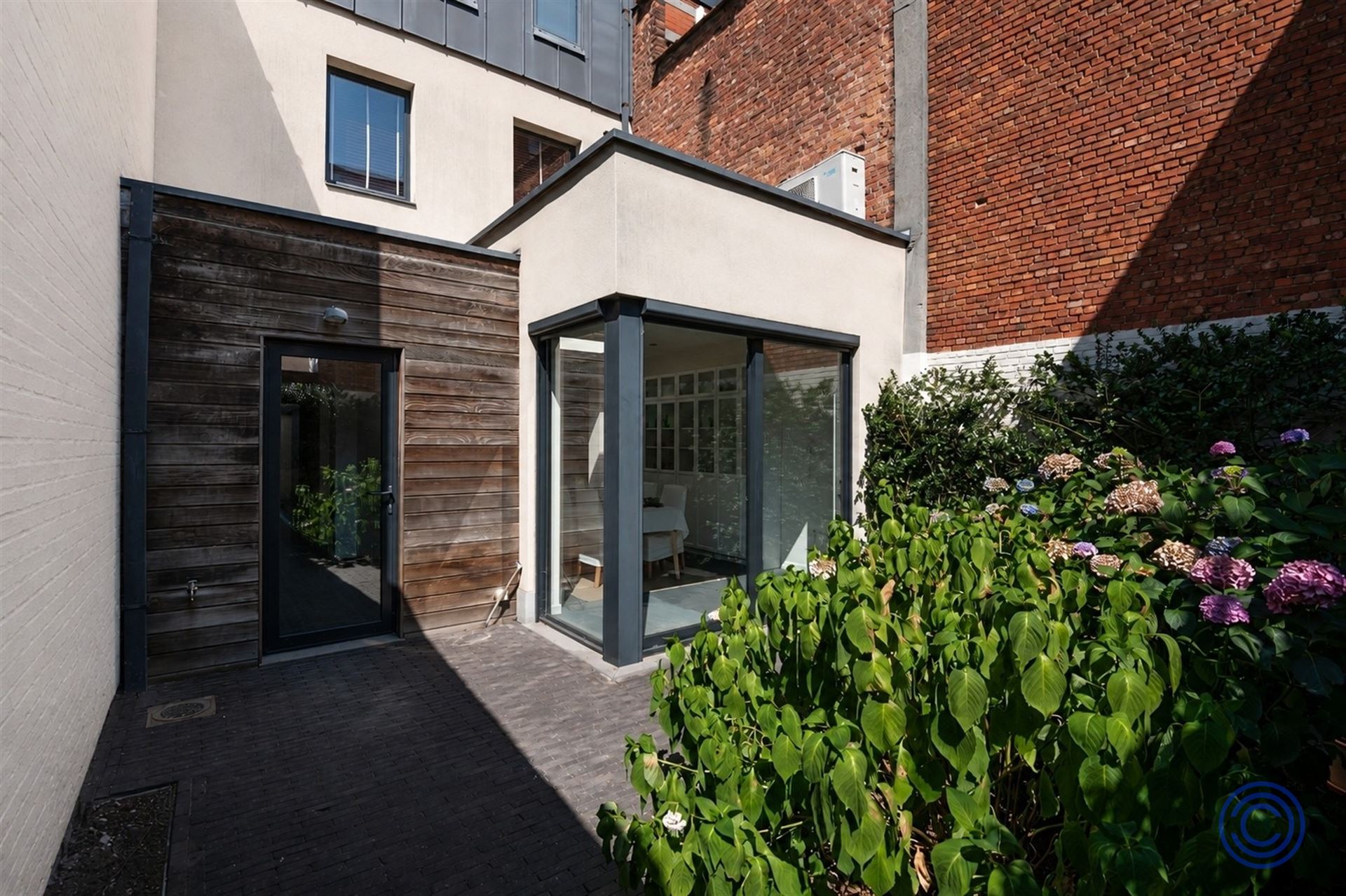 Stately townhouse with solar panels, 3 spacious bedrooms, a city garden, and a spacious driveway with a charging station! - photo 4