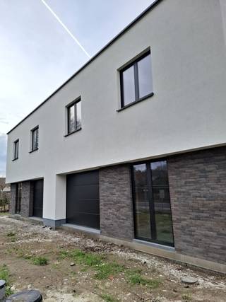 In het prachtige Waasmunster bieden wij twee moderne halfopen nieuwbouwwoningen aan, kwalitatief opgetrokken met oog voor hedendaagse architectuur. Deze woningen worden casco verkocht, wat u de unieke vrijheid geeft om de verdere afwerking volledig af te stemmen op uw eigen smaak en budget.<br />Dankzij de uitstekende bereikbaarheid naar de E17 combineert u hier rustig wonen met een vlotte verbinding.<br />Elke woning beschikt over ruime en lichtrijke leefruimtes, waar grote raampartijen zorgen voor een aangename natuurlijke lichtinval. Aansluitend beschikt u hier over een fraaie tuin, de ideale plek om tot rust te komen en te genieten.Daarnaast zorgt de inpandige garage voor heel wat gebruiksgemak en biedt deze extra parkeer- en opbergruimte.<br />Op de verdieping bevinden zich drie volwaardige slaapkamers, een aparte dressing en een ruime badkamer die voldoende plaats biedt voor zowel een douche als een ligbad.<br />Bent u creatief ingesteld en op zoek naar een woning die u volledig naar eigen wensen kan inrichten?<br />Twijfel dan niet en contacteer ons voor meer informatie of een bezoek ter plaatse.
