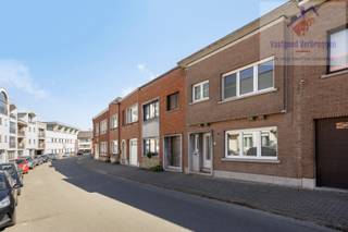 Deze te renoveren woning is schitterend gelegen in één van de meest gewenste straten van het stadscentrum, op 5 minuten wandelen van de Grote Markt...