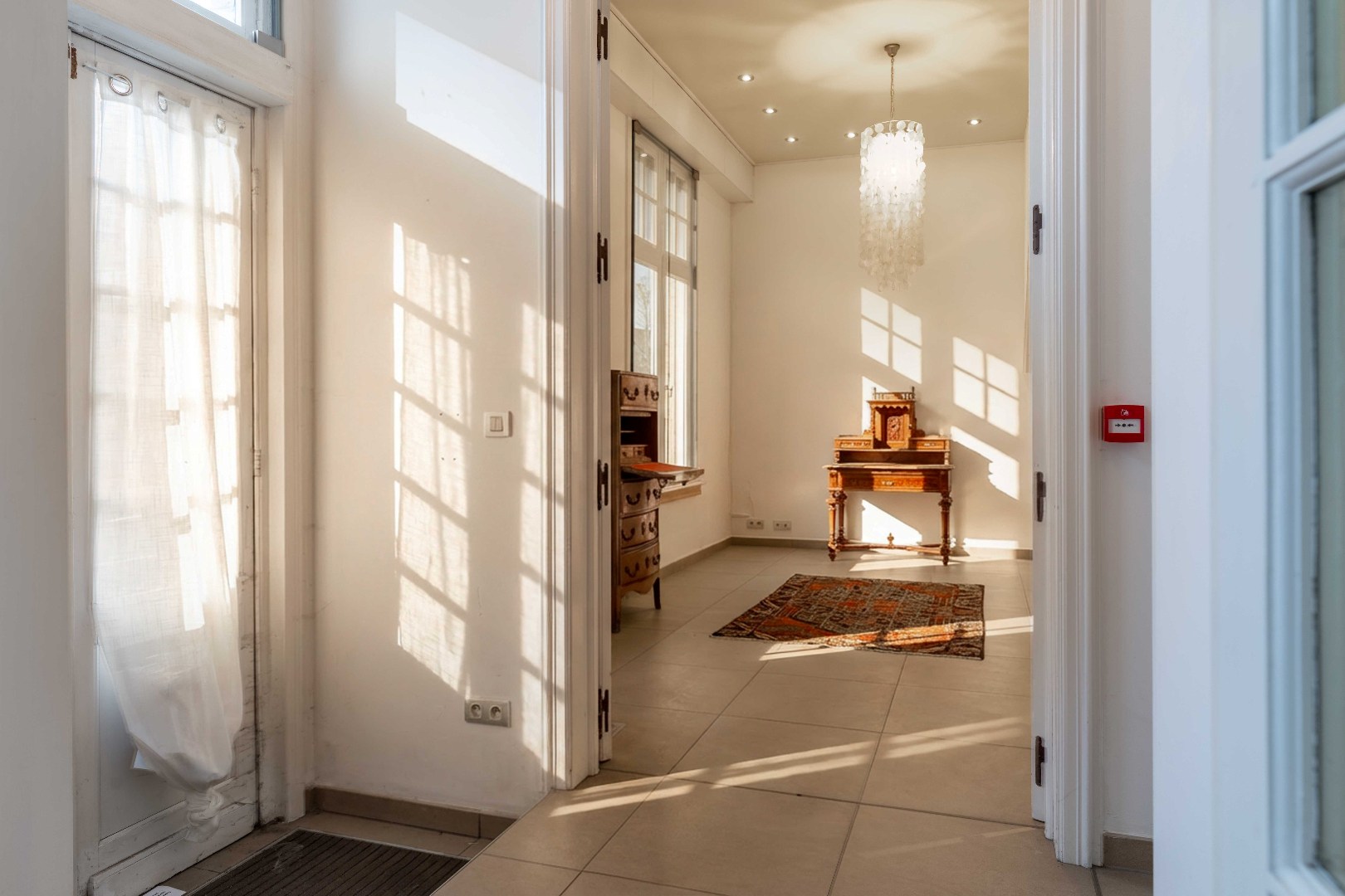 Iconisch neo-gotisch pand met uniek zicht op de Ezelpoort en het Stil Ende - foto 3