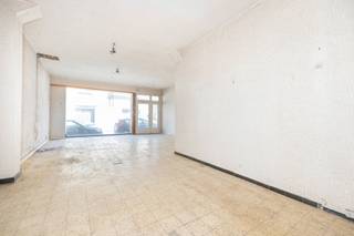 Située dans un quartier calme, à proximité du Centre et de toutes les commodités, cette maison mitoyenne avec espace commercial et hangar à...