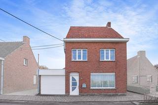 Alleenstaande woning met veel potentieel op een perceel van 655 m² te Houthulst<br /><br />In een rustige, groene omgeving bevindt zich deze alleenstaande woning op een ruim perceel van 655 m², ideaal voor wie houdt van ruimte, rust en open verzichten.<br /><br />Op het gelijkvloers kom je binnen in een lichtrijke leefruimte met aansluitend een volledig ingerichte keuken. Verder is er een bureauruimte aanwezig die perfect kan dienen als derde slaapkamer. De badkamer op het gelijkvloers is uitgerust met een ligbad, lavabo en toilet. Daarnaast beschikt de woning over een kelder onder de volledige woning en maar liefst twee garages.<br /><br />Op de eerste verdieping bevinden zich twee volwaardige slaapkamers en een tweede badkamer met ligbad, lavabo en toilet. Via een uitklapbare trap is er toegang tot een zolderruimte. Een tweede zolder is gelegen boven de garage en biedt extra opbergmogelijkheden.<br /><br />De zuidgerichte tuin met een oppervlakte van ca. 595 m² is een absolute troef. Deze is voorzien van een ponypiste en biedt prachtige open verzichten, ideaal voor dierenliefhebbers en wie in alle rust wil genieten van het buitenleven.<br /><br />De vermelde prijs is een richtprijs, elk bod wordt voorgelegd aan de eigenaar die zich het recht voorbehoudt om dit te aanvaarden of te weigeren.<br /><br />Neem voorsprong met een vrijblijvende en gratis schatting van uw eigendom via:<br />http://www.residentievastgoed.be/gratisonlineschatten<br /><br />EPC: 489 kWh/m²(Ref: NI25670)