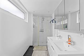 <p>Deze instapklare starterswoning combineert comfort en functionaliteit met een uitstekende ligging. De woning beschikt over drie volwaardige slaapkamers, ideaal voor een gezin of wie graag een extra kamer heeft voor een bureau of hobbyruimte.</p><p>De onderhoudsvriendelijke tuin biedt een aangename buitenplek waar u in alle rust kunt genieten, zonder intensief tuinwerk. Via een handig tuinpoortje heeft u directe toegang tot de straat, wat zorgt voor extra gebruiksgemak. Zo kunt u ook gemakkelijk met de fiets via het poortje de tuin bereiken.</p><p>De woning geniet van een goede bereikbaarheid, met vlotte verbindingen naar belangrijke invalswegen en voorzieningen. Parkeren kan eenvoudig in de straat.</p><p>Kortom, een ideale woning voor starters of gezinnen die op zoek zijn naar een praktische, verzorgde en goed gelegen thuis.</p><p></p><p>Vraag vandaag nog uw bezoek aan bij vastgoedmakelaar Saar via 0456/96 16 02 of saar@altro-vastgoed.be</p>