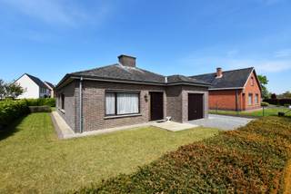 Open bebouwing op 704 m² met op het gelijkvloers inkom, gastentoilet, leefruimte, keuken, berging, slaapkamer 1 (4m10 x 3m20), slaapkamer 2 (4m65 x 3m30), slaapkamer 3 (4m65 x 3m20), badkamer met toilet, stortbad, lavabo en inpandige garage (3m x 5m50). <br />Er is ook een ruime zolder, een tuin en een bijkomende losstaande garage (3m50 x 6m55). <br />De woning beschikt over centrale verwarming en sanitair warm water op aardgas met combi condensatieketel, houten ramen met enkele en dubbele beglazing, rolluiken, 6cm minerale wol dakisolatie in zoldervloer, septische put, regenwaterput en boorput. <br /><br />EPC - label D : 380 kWh / (m² jaar) > géén renovatieplicht<br />Elektrische keuring : niet conform<br />Asbestattestniet-asbestveilig : <br />• 2 asbestmaterialen dringend te verwijderen : slib in de afvoergoot (woning &amp; garage) <br />• 2 asbestmaterialen te verwijderen : dakleien, dak garage in golfplaten<br />• 2 asbestmaterialen zorgvuldig te beheren : onderdak, mastiek rond schrijnwerk<br /><br /><br />Prijs € 279.000<br /><br />Meer info ? 📞 +32 486 20 67 65 📧 katleen@zakenkantoor-roels.be 🌐 www.zakenkantoor-roels.be.