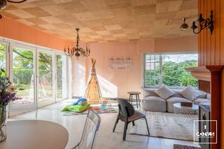 Deze <strong>ruime vrijstaande woning </strong>is gelegen in het centrum van Mariakerke en bevindt zich op wandelafstand van winkels, supermarkten, scholen en het openbaar vervoer. Nabij is het <strong>Claeys Bouüaert Park</strong> en de <strong>Bourgoyen-Ossemeersen</strong>. Ideaal voor mensen die houden van een rustige buurt en willen genieten van wandel- en fietstochten. Verder dankzij de binnenring van Gent en de R4 staat u vlot op uw bestemming. <br /><br />Als u de woning betreedt komt u terecht in de inkomhal die toegang geeft tot de<strong> lichtrijke leefruimte</strong>, die veel connectie biedt met de mooie groene tuin. Naast de leefruimte bevindt zich de ruime keuken waarna u achteraan in de woning nog beschikt over <strong>3 slaapkamers</strong> en een badkamer. Op de eerste verdieping bevinden zich meerdere ruimtes die mogelijkheid bieden tot extra slaapkamers, bureau, ... . <br /><br />Extra troeven zijn de<strong> ruime garage </strong>en de <strong>uitstekende ligging</strong>.<br /><br />Deze woning biedt veel potentieel om verder uit te breiden, is geschikt voor gezinnen, starters of investeerders die op zoek zijn naar een woning met toekomstperspectief.<br /><br />Wenst u een bezoek in te plannen? Contacteer Kobe Fransen via <strong>09 278 88 88</strong> of <strong>kobe@convas.be</strong>