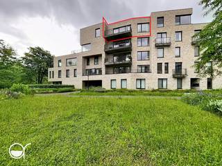 OPGELET: om dit pand te huren of bezichtigen vragen wij steeds eerst een virtueel bezoek te brengen aan het pand. Ga hiervoor naar www.rosseel.be en vul de referentie XF476 in in het veld ‘zoek’ bovenaan rechts. Kies dan ‘360°’. De website helpt je nu verder voor de volgende stappen.<br /><br />Dit appartement ligt in het Tribecacomplex aan de Nieuwevaart en situeert zich op de 4de verdieping. <br />De indeling gaat als volgt: inkomhal met gastentoilet, berging met de technische installaties, volledig geïnstalleerde open keuken met toestellen, zonneterras, 2 slaapkamers en een badkamer voorzien van een tweede toilet, dubbele wastafel en inloopdouche. <br />Tevens hoort een kelderberging en ondergrondse autostaanplaats toe aan het appartement en is in de huurprijs inbegrepen. <br /><br />Het is afgewerkt met uitstekende materialen en geniet van veel lichtinval, de keuken, badkamer en slaapkamer. De slaapkamers genieten van zich op de gemeenschappelijke tuin. <br /><br />In de nabijheid van de residentie er detailhandel waaronder een Lidl en een Delhaize. <br /><br />De gemeenschappelijke kosten bedragen € 100,00 per maand, EGW met aparte tellers. Beschikbaar vanaf 01/09/2026