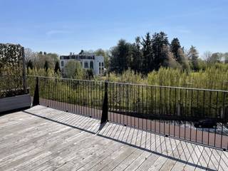 ZEER RUIME LOFT MET EEN GROOT ZUIDGERICHT TERRAS en een plafond van maar liefst meer dan 3 meter. De nieuwbouwloft heeft een oppervlakte van 148m² en beschikt over een ondergrondse parkeerplaats (34) en kelderberging (2), deze zijn inbegrepen in de huurprijs.<br /><br />De indeling is als volgt:<br />Penthouse met ruime inkomhal met veel lichtinval. Via een trap kom je in de grote leefruimte met open geïnstalleerde keuken (afwasmachine incl.), twee slaapkamers met parket, een badkamer met inloopdouche en dubbele lavabo, apart toilet en een bergruimte met uitgietbak en aansluiting voor de wasmachine. De loft beschikt over een ruim zonneterras van 28 m². <br /><br />De gemeenschappelijke tuin is ideaal voor fijn samen te komen met de andere bewoners en een glaasje te drinken. Containers zijn voorzien dus stockage van afval dient niet in de loft of de kelderberging te gebeuren. De gemeenschappelijke lasten bedragen €219/ maand waarvan een groot deel een voorschot is op de verwarmingskost! <br /><br />De loft is gelegen in het iconische gebouw De Chocoladefabriek in Nerem. De typische kenmerken van de Chocoladefabriek werden bewaard, van het grote glasraam tot de kleinste details van de trapleuning. De indeling en het gebruik van de ruimtes zijn afgestemd op het gebouw. Via het fietspad achter de Chocoladefabriek sta je meteen midden in de natuur. Bovendien is het een zeer centrale ligging en woon je op 10 minuten rijden van de E313 en heb je via de E40 een vlotte verbinding naar Leuven en Brussel. Dit uniek project zorgt voor kriebels in de buik en inspiratie onder de creatievelingen.<br /><br />Wij ontzorgen u ook voor de verkoop van uw huidige woning! Voor meer uitleg helpen we je graag verder.<br /><br />Voor meer informatie of een bezichtiging ter plaatse, klik op onze website www.jansenrealestate.be bij het pand op de knop 'bezoek aanvragen' en je wordt zo snel als mogelijk gecontacteerd.