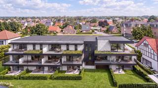 Een project dat de focus legt op jou. <br /><br />Dat klinkt als het klassieke makelaarspraatje, zeg je? Dat snappen we. En toch is dit project nét dat tikje meer. Meer ruimte, meer high-end, meer een (t)huis.<br /><br />Welkom in appartement 2.2; een knappe penthouse van 136m² op de 2de verdieping met 3 slpk en 2 terrassen van 16m² en 19m².<br /><br />1. We focussen op woongemak. Geen gebouw waar we zoveel mogelijk appartementen/studio’s in proppen, maar een kleinschalige residentie met grote appartementen. Ademruimte dus.<br /><br />2. We leggen dus de nadruk op ruimtelijkheid. Veel lichtinval, grote ramen, groene eyecatchers en vooral: buitenruimte! Je wordt benauwd van het gemiddelde terras van 8m², zeg je? No worries, hier starten we met balkons vanaf 18 m² tot maar liefst 68m²! <br /><br />3. Graag bewust wat kleiner wonen, of toch een volwaardig alternatief voor het inruilen van je woning? We bieden beide aan: een fijne bewoonbare oppervlakte van 93m², tot een penthouse van…jawel… 185m². <br /><br />4. Future proof wonen, da’s de boodschap. En dit project gaat nog een tikje verder, want er werd extra aandacht besteed aan toegankelijkheid: brede gangen en parkeerplaatsen, drempelvrij wonen, een lift tot in de kelder en op wandelafstand van openbaar vervoer, winkels, eetgelegenheden, scholen, etc.<br /><br />5. Energiezuinigheid is niet enkel goed voor de natuur, maar ook voor je portemonnee. Deze BEN-woningen focussen op een minimaal verbruik en mikken op een E-peil van 10. En jawel, dat betekent niet enkel een fantastische isolatie, maar ook een warmtepomp voor vloerverwarming en -koeling, zonnepanelen, regenwaterputten, etc.<br /><br />6. And last but not least: een lokale bouwheer én makelaar. Je weet van wie je koopt. We kennen de buurt en de mogelijkheden. En we kennen jou. Graag later verhuren? Doen we! Je eigen huis (gratis) laten schatten om te kijken wat de mogelijkheden zijn? Met plezier! Benieuwd naar een lening of verzekering? You’re welcome. Je hebt een lokaal aanspreekpunt, nu en in de toekomst.<br /><br />Een parkeerplaats (vanaf 26.000 EUR) en berging (vanaf 3000 EUR) in de ondergrondse garage is verplicht bij aan te kopen. <br /><br />De snelle kopers kunnen profiteren van deze lanceringsprijzen.<br />AANKOOP AAN 6% BTW MOGELIJK! <br /><br />Benieuwd naar de voorwaarden? <br />We gaan graag een keer met je rond tafel.