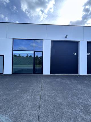 KMO-unit van 120m² te huur gelegen in het bedrijvenpark 'De Witte Molen' te Aarschot. Vlot bereikbaar, op de kruising van de Ring rond Aarschot, de Herseltsesteenweg en de Liersesteenweg.<br /><br />De vrije hoogte bedraagt 5,50 meter. De sectionale poort heeft een hoogte van 4,5 meter. Parking rondom het gebouw is voorzien.<br /><br />Deze KMO-unit is gelegen aan de achterkant van het gebouw. Het betreft een verhuring onder btw.<br /><br />De maandelijkse provisies bedragen 175,00 Euro excl. btw. <br /><br />Zin in ondernemen? Voor vragen of info helpen wij je graag verder.